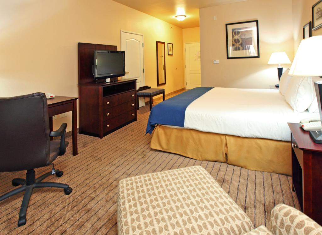 Holiday Inn Express Hotel & Suites Marshall By Ihg Chambre photo