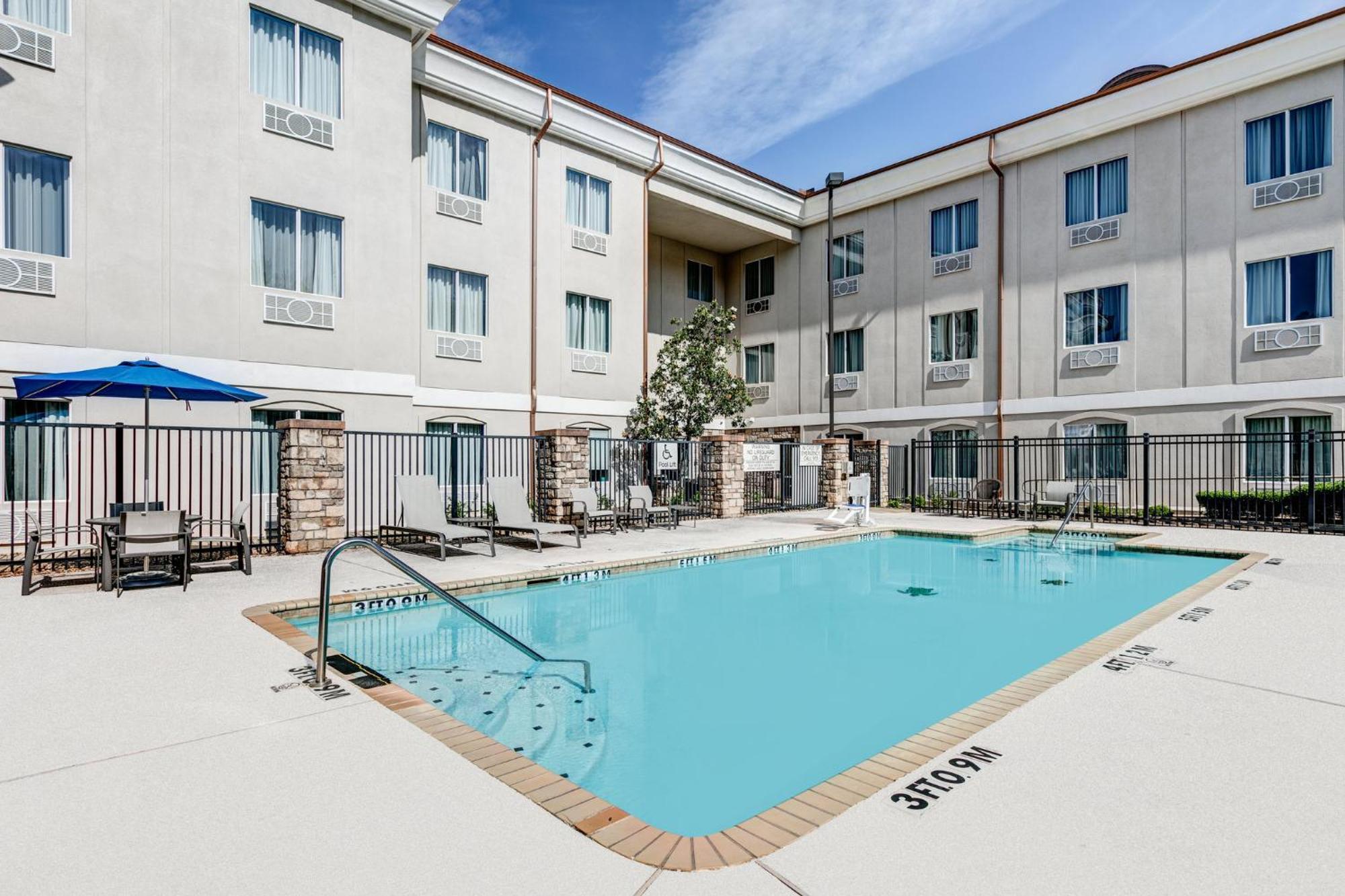 Holiday Inn Express Hotel & Suites Marshall By Ihg Extérieur photo